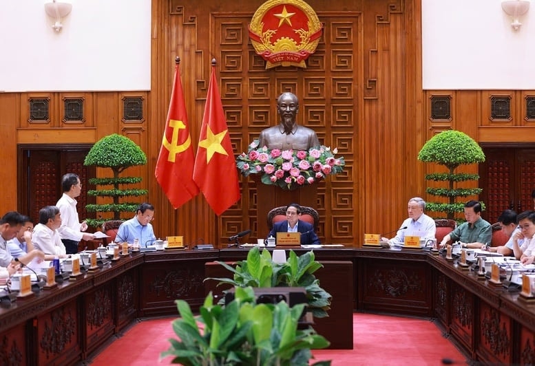 Tại cuộc họp, Thường trực Chính phủ, lãnh đạo các bộ, ngành, TPHCM và Đà Nẵng thảo luận, phân tích rõ yêu cầu, cơ hội và lợi thế cạnh tranh của Việt Nam trong xây dựng Trung tâm tài chính quốc tế. (Ảnh: VGP/Nhật Bắc)