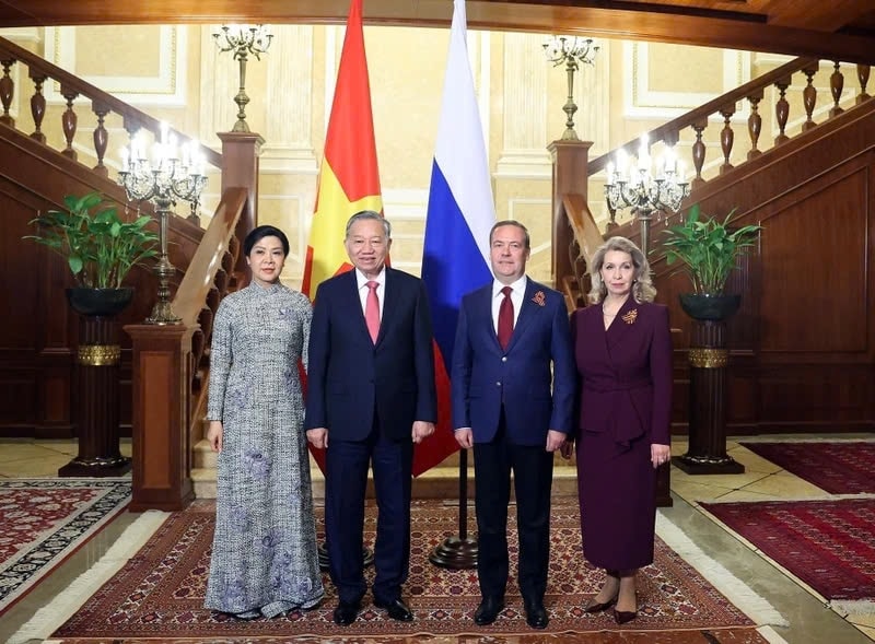 tổng bí thư tô lâm hội kiến với chủ tịch Đảng nước nga thống nhất dmitry medvedev hình ảnh 1 tong bi thu to lam hoi kien voi chu tich Dang nuoc nga thong nhat dmitry medvedev hinh anh 1