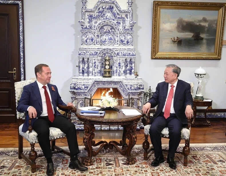tổng bí thư tô lâm hội kiến với chủ tịch Đảng nước nga thống nhất dmitry medvedev hình ảnh 3 tong bi thu to lam hoi kien voi chu tich Dang nuoc nga thong nhat dmitry medvedev hinh anh 3