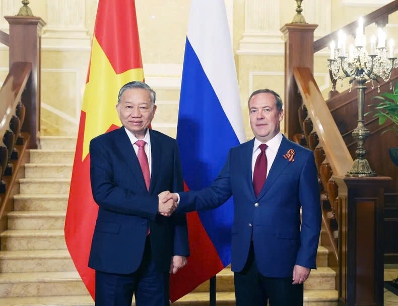 tổng bí thư tô lâm hội kiến với chủ tịch Đảng nước nga thống nhất dmitry medvedev hình ảnh 2 tong bi thu to lam hoi kien voi chu tich Dang nuoc nga thong nhat dmitry medvedev hinh anh 2