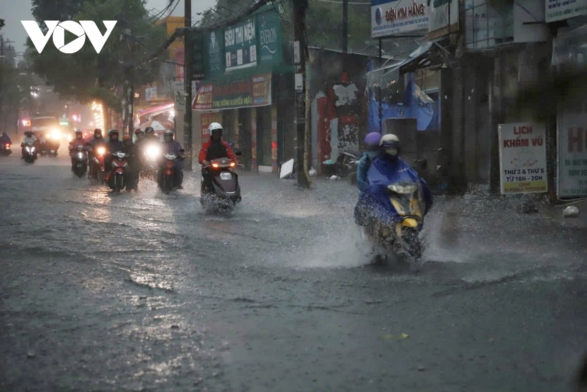 mưa to kéo dài sáng cuối tuần, nhiều tuyến đường tại tp.hcm ngập sâu hình ảnh 2 mua to keo dai sang cuoi tuan, nhieu tuyen duong tai tp.hcm ngap sau hinh anh 2