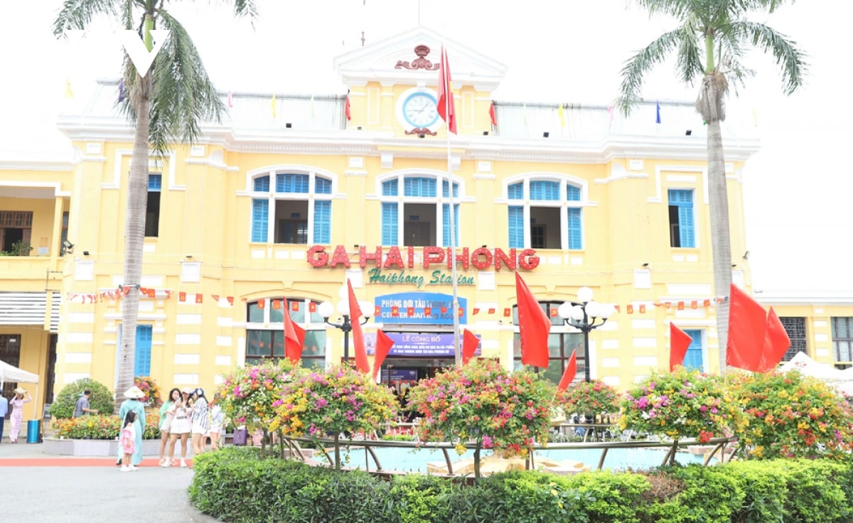 hải phòng khai trương đoàn tàu hạng sang mang tên hoa phượng Đỏ hình ảnh 3 hai phong khai truong doan tau hang sang mang ten hoa phuong Do hinh anh 3