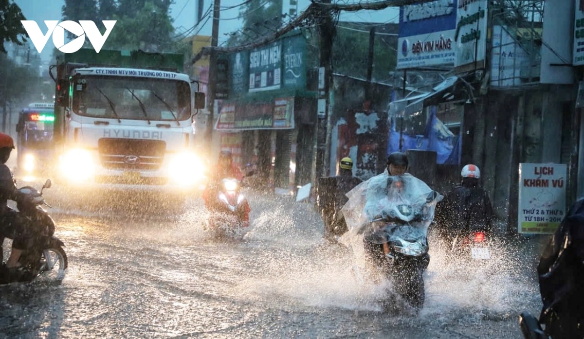 mưa to kéo dài sáng cuối tuần, nhiều tuyến đường tại tp.hcm ngập sâu hình ảnh 3 mua to keo dai sang cuoi tuan, nhieu tuyen duong tai tp.hcm ngap sau hinh anh 3