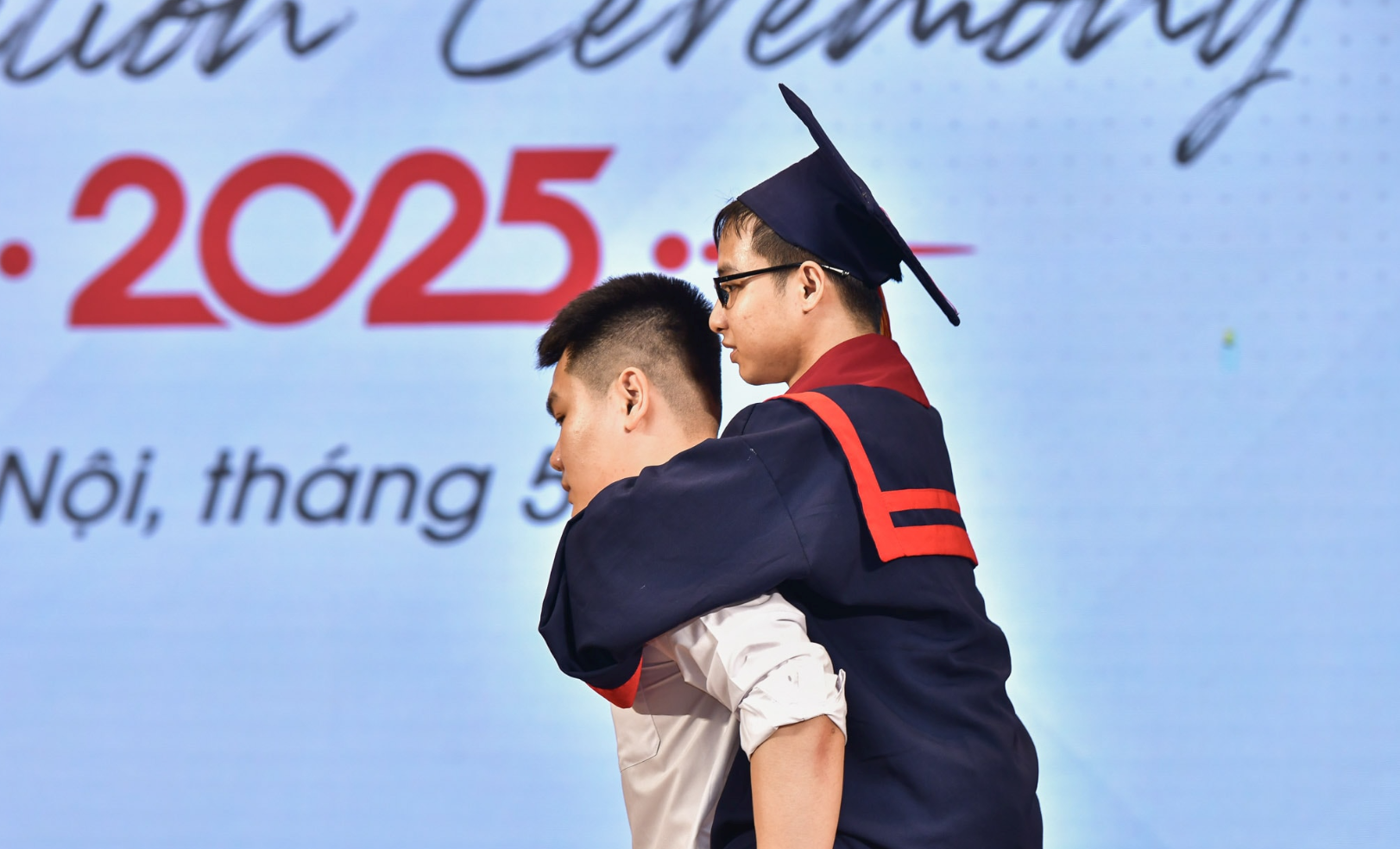 Hình ảnh Hiếu cõng Minh lên bục nhận bằng tốt nghiệp khiến nhiều người xúc động.
