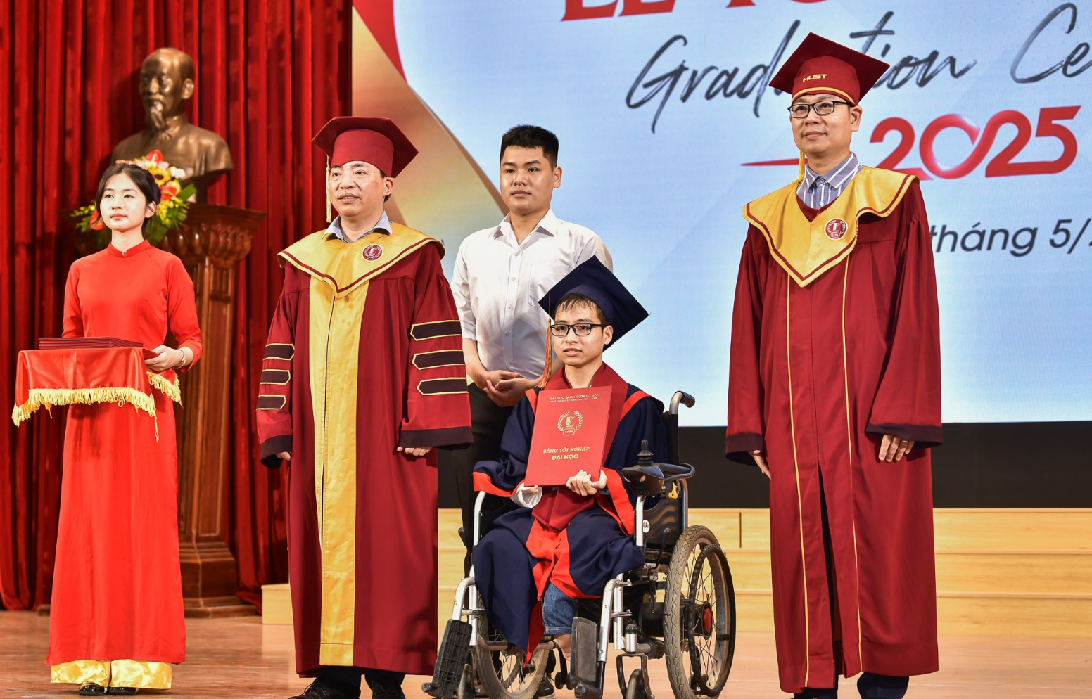 Tất Minh nhận bằng tốt nghiệp.