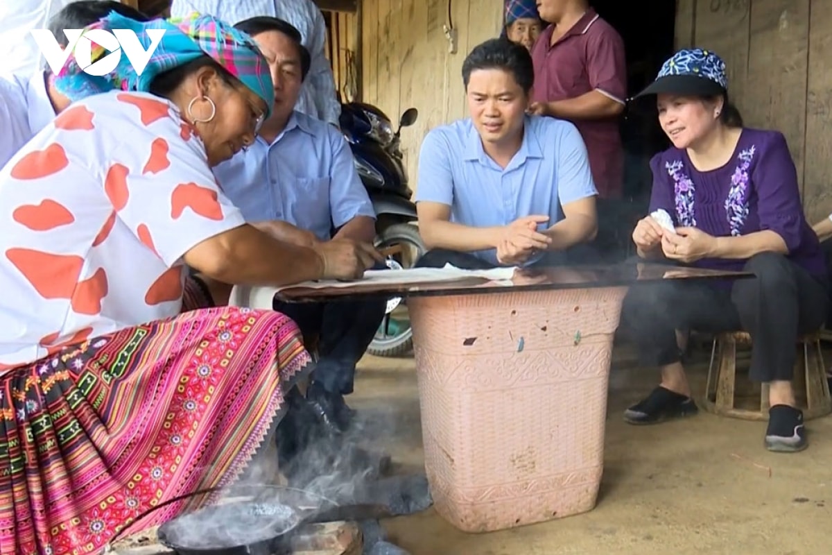 vẽ sáp ong trên vải - trải nghiệm thu hút khách du lịch ở lai châu hình ảnh 4 ve sap ong tren vai - trai nghiem thu hut khach du lich o lai chau hinh anh 4
