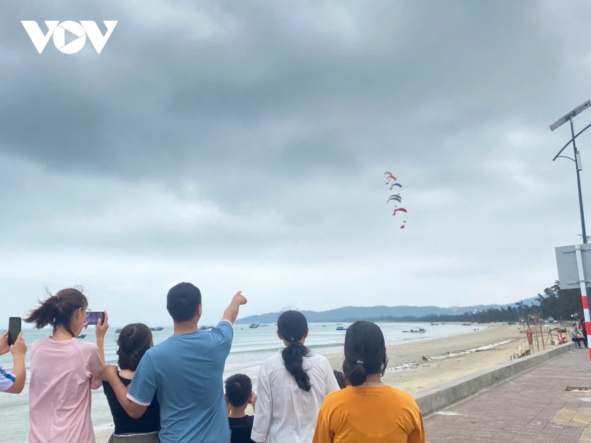 trình diễn dù lượn quảng bá du lịch cô tô quảng ninh hình ảnh 2 trinh dien du luon quang ba du lich co to quang ninh hinh anh 2