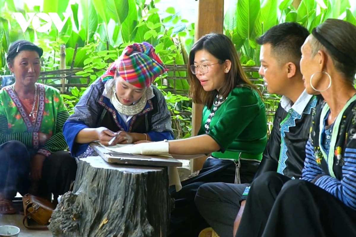 vẽ sáp ong trên vải - trải nghiệm thu hút khách du lịch ở lai châu hình ảnh 1 ve sap ong tren vai - trai nghiem thu hut khach du lich o lai chau hinh anh 1
