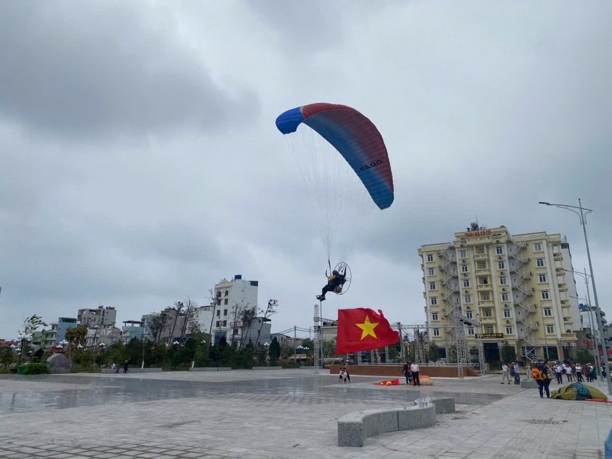 trình diễn dù lượn quảng bá du lịch cô tô quảng ninh hình ảnh 3 trinh dien du luon quang ba du lich co to quang ninh hinh anh 3