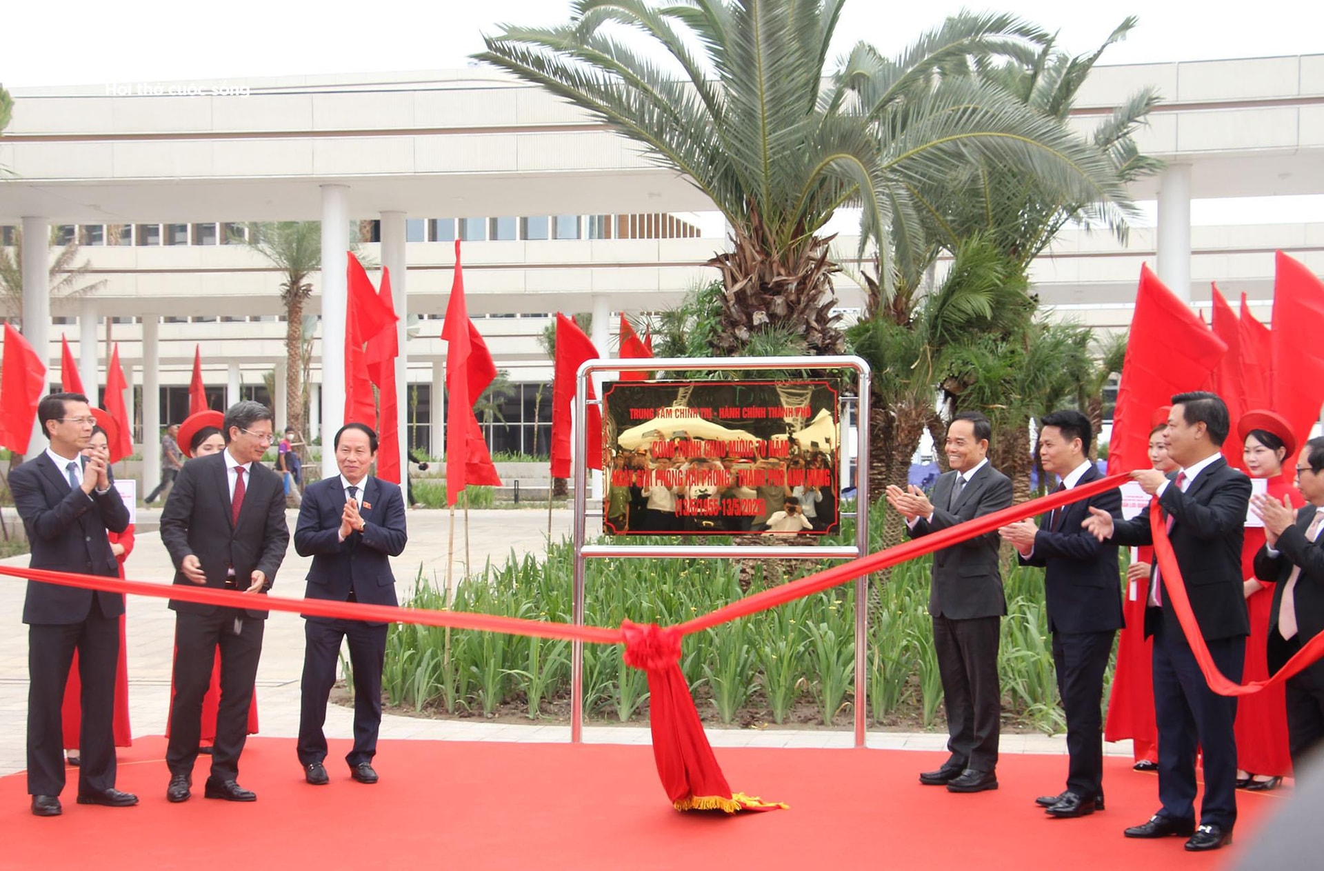Các vị lãnh đạo Trung ương và Thành phố thực hiện nghi thức gắn biển công trình Trung tâm Chính trị - Hành chính thành phố.