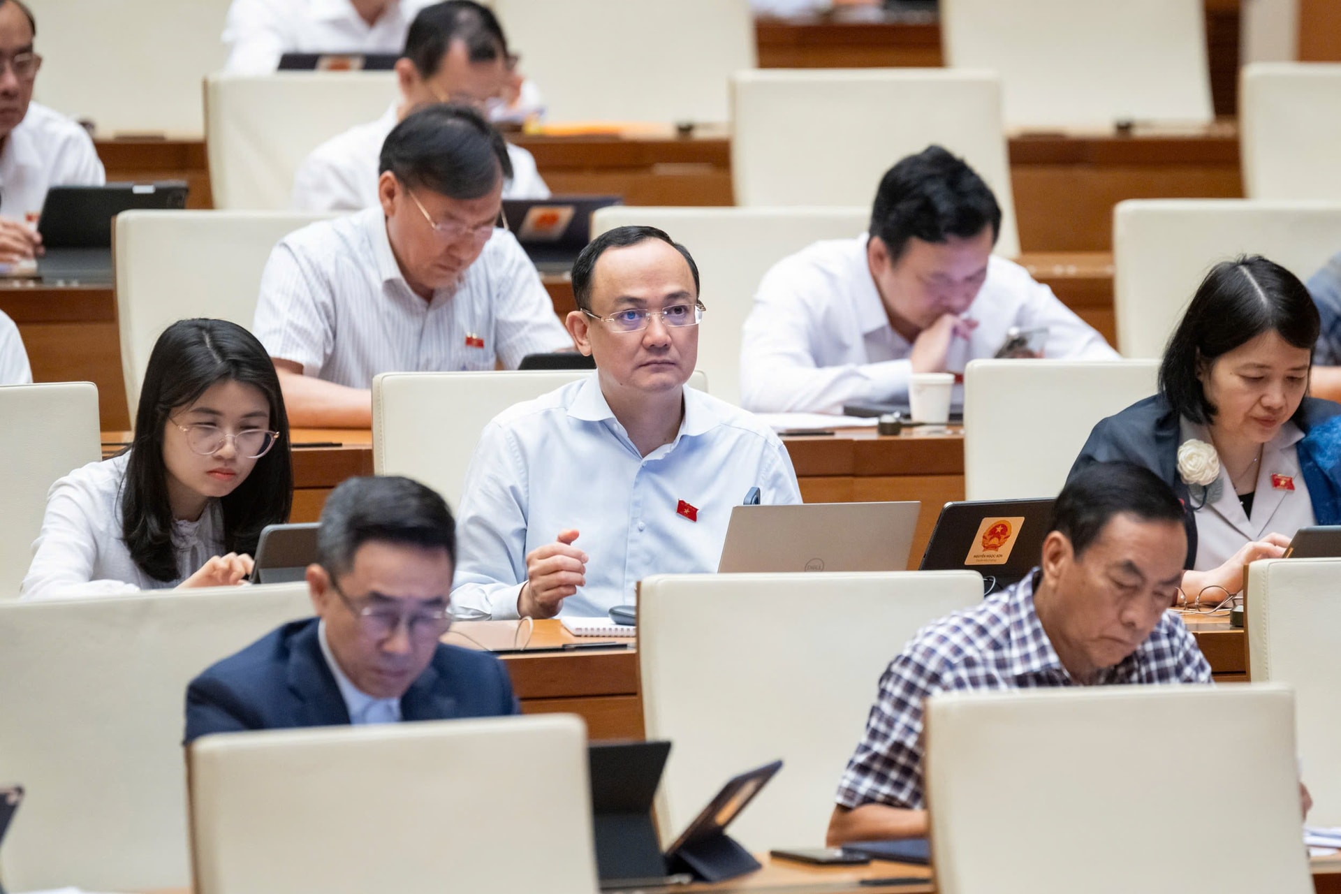 Các đại biểu thảo luận tại hội trường.