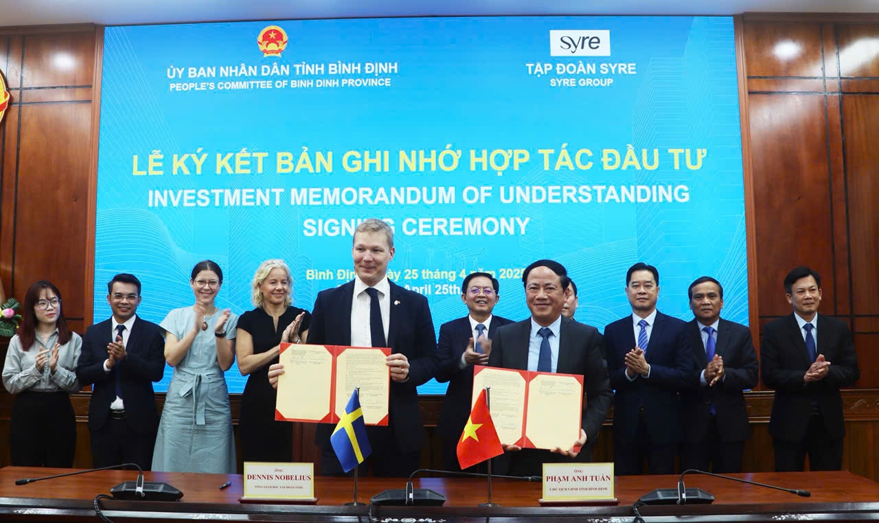 Sáng 25/4, UBND tỉnh Bình Định và Tập đoàn Syre (Thụy Điển) đã ký kết biên bản ghi nhớ hợp tác đầu tư dự án tổ hợp sản xuất, tái chế vải polyester.