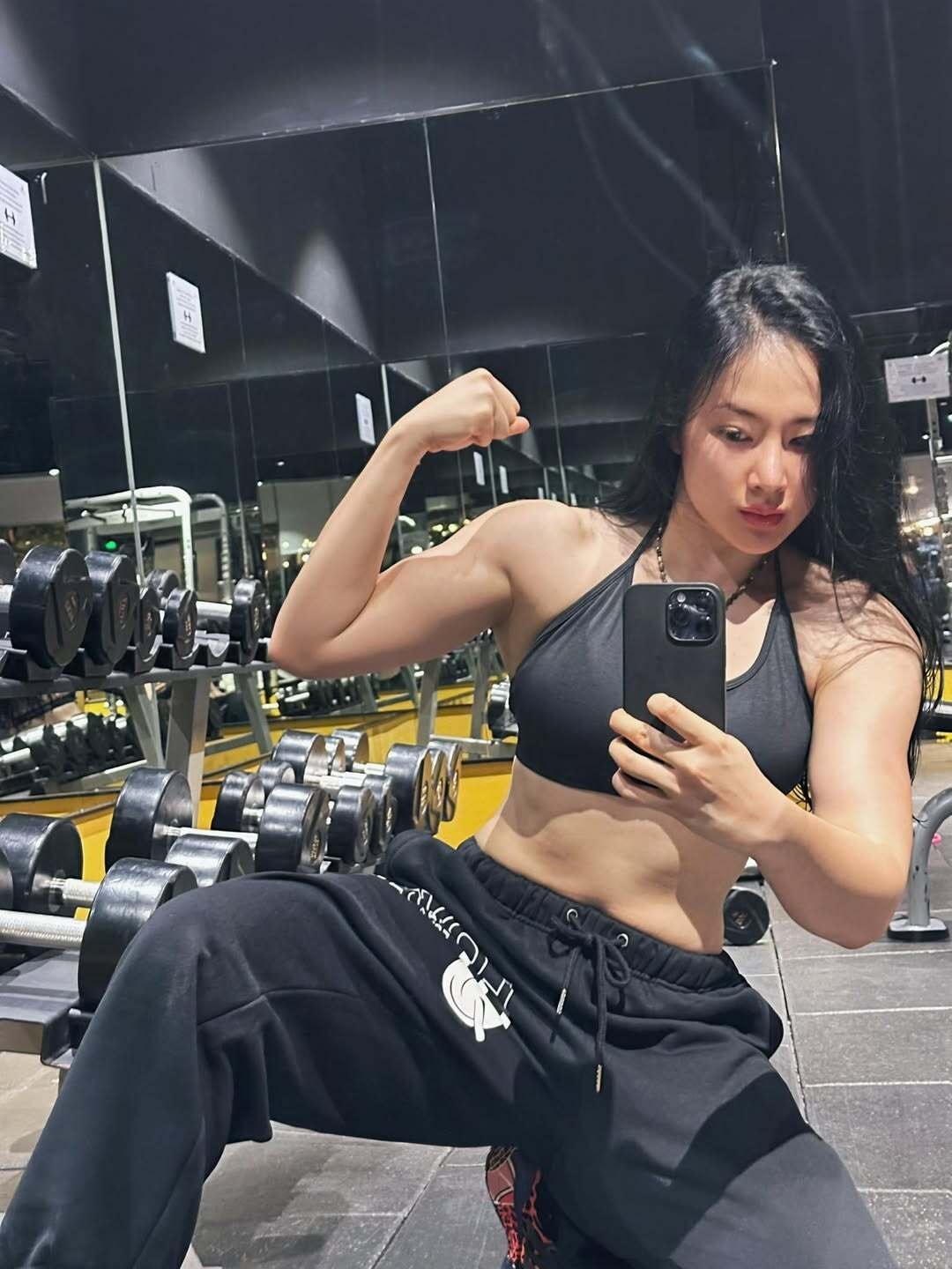 Sao Việt 13/5: Angela Phương Trinh khoe cơ bắp, Vũ Cát Tường rạng rỡ bên bạn đời - 1