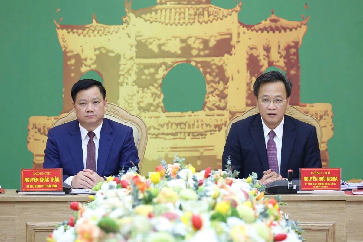 Bí thư Tỉnh ủy Hưng Yên Nguyễn Hữu Nghĩa (phải) và Bí thư Tỉnh ủy Thái Bình Nguyễn Khắc Thận chủ trì cuộc họp hôm 18/4.