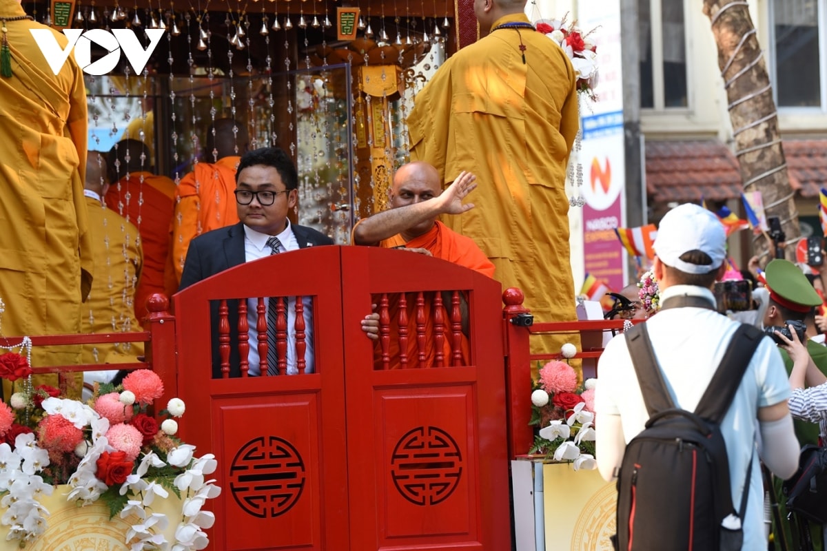 can canh doan xe ruoc xa loi phat vao chua quan su, ha noi hinh anh 9