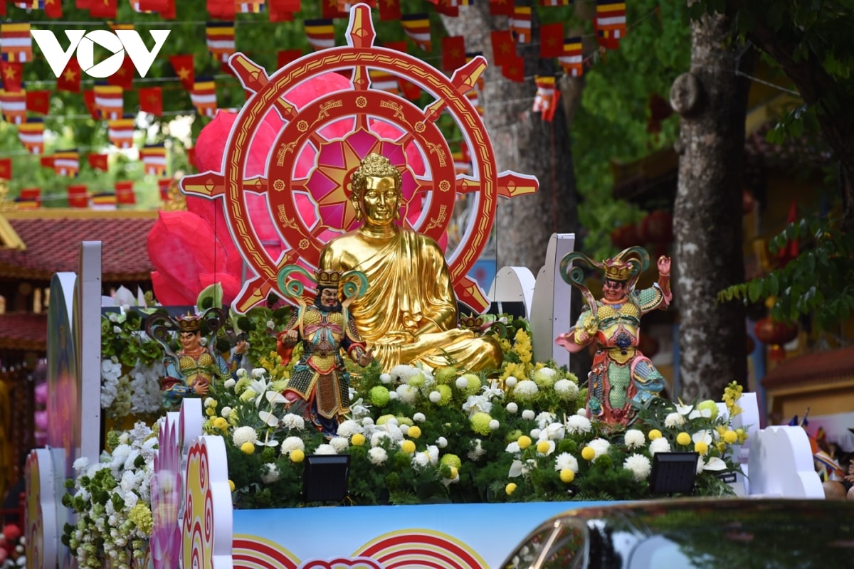 can canh doan xe ruoc xa loi phat vao chua quan su, ha noi hinh anh 10