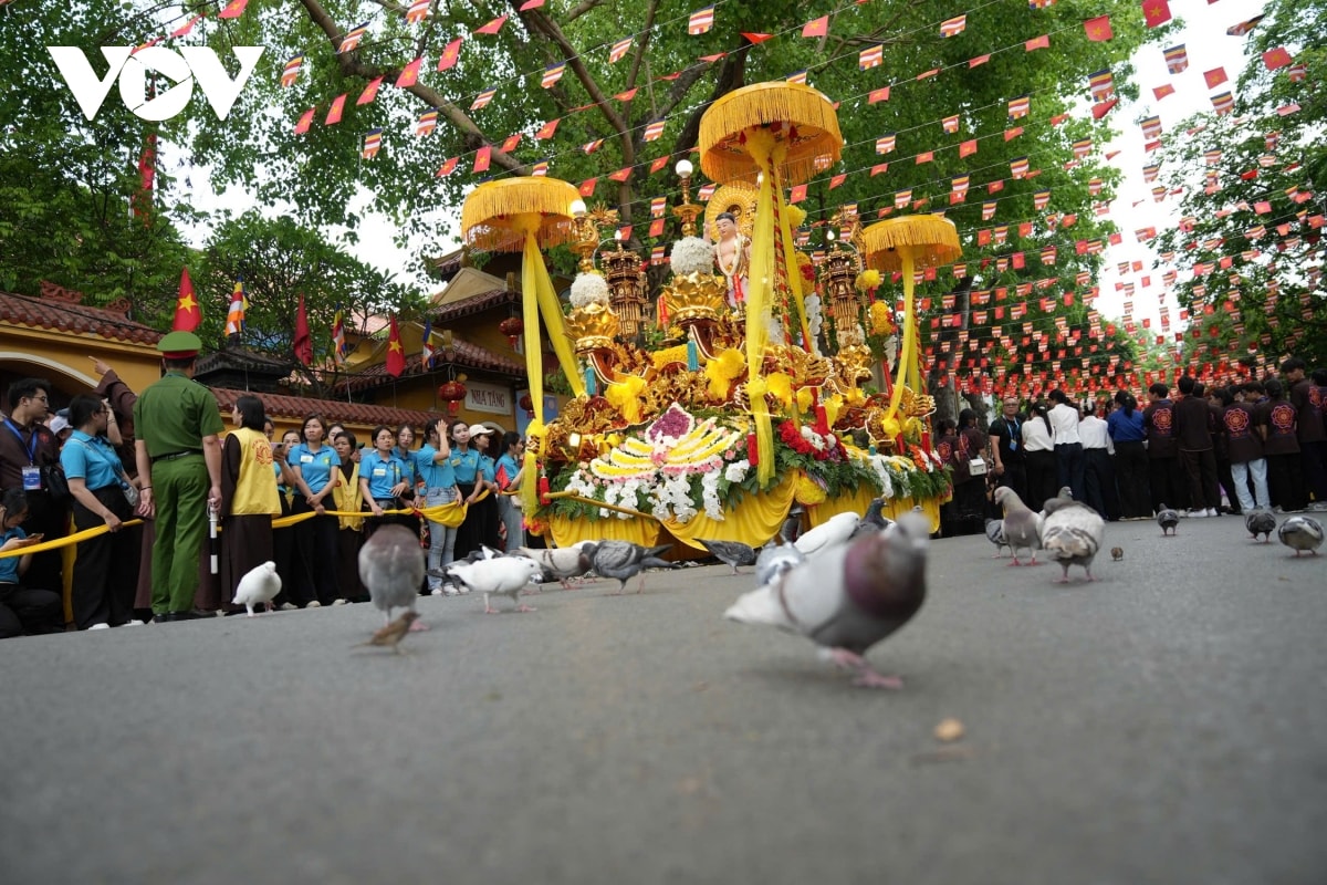 trang nghiem le cung ruoc xa loi phat ve chua quan su hinh anh 2