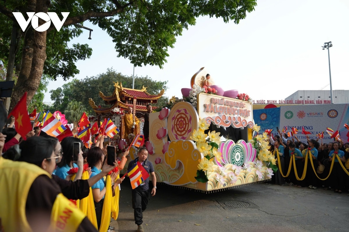 trang nghiem le cung ruoc xa loi phat ve chua quan su hinh anh 7