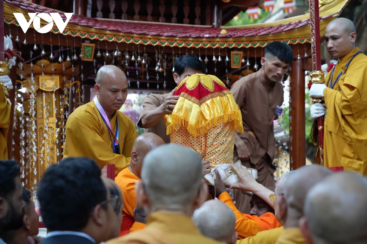 trang nghiem le cung ruoc xa loi phat ve chua quan su hinh anh 6