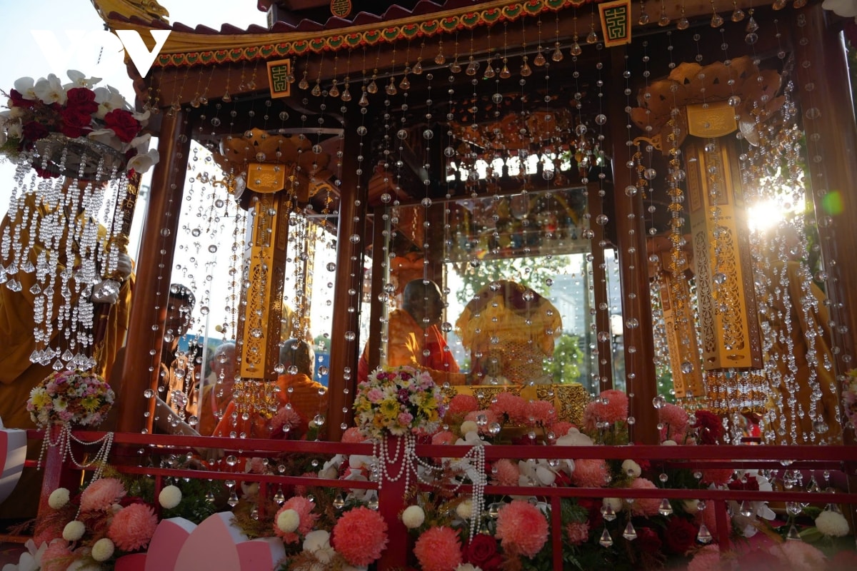 trang nghiem le cung ruoc xa loi phat ve chua quan su hinh anh 4