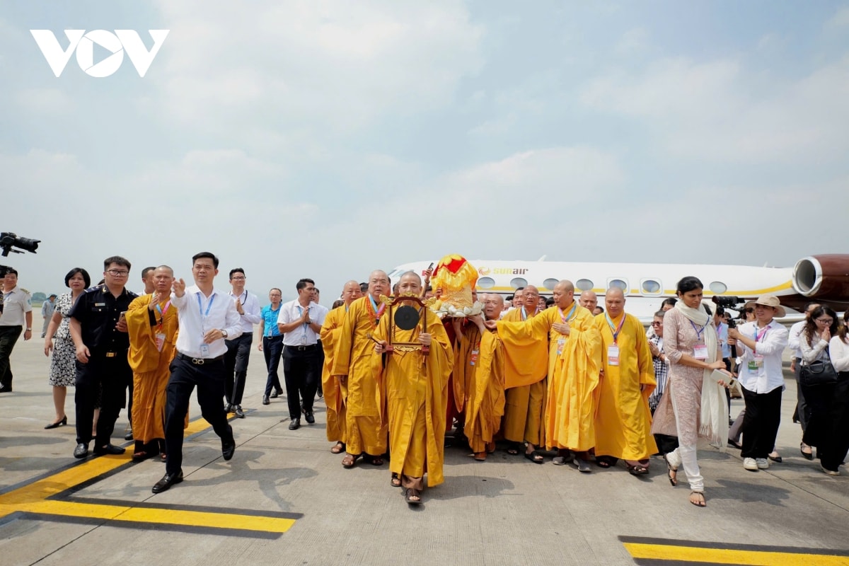 xa loi phat den san bay noi bai, hang nghin phat tu thanh kinh cho don hinh anh 2
