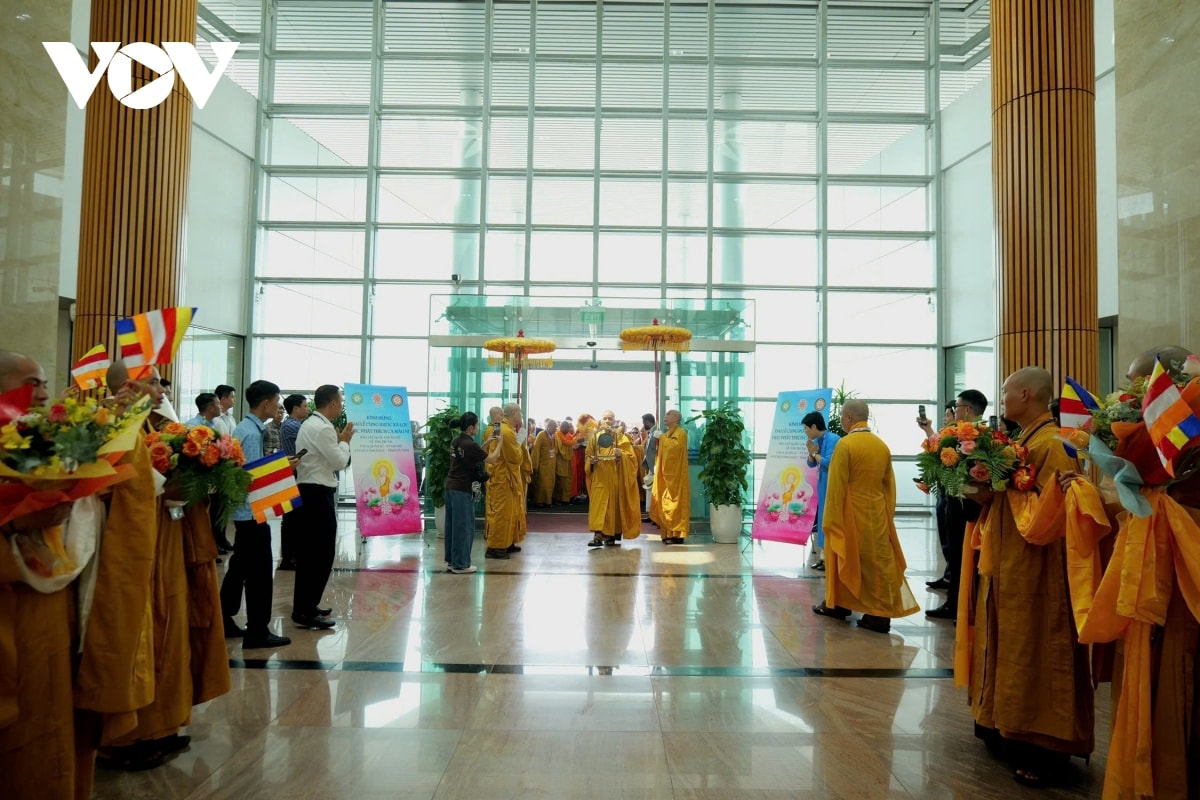 xa loi phat den san bay noi bai, hang nghin phat tu thanh kinh cho don hinh anh 3
