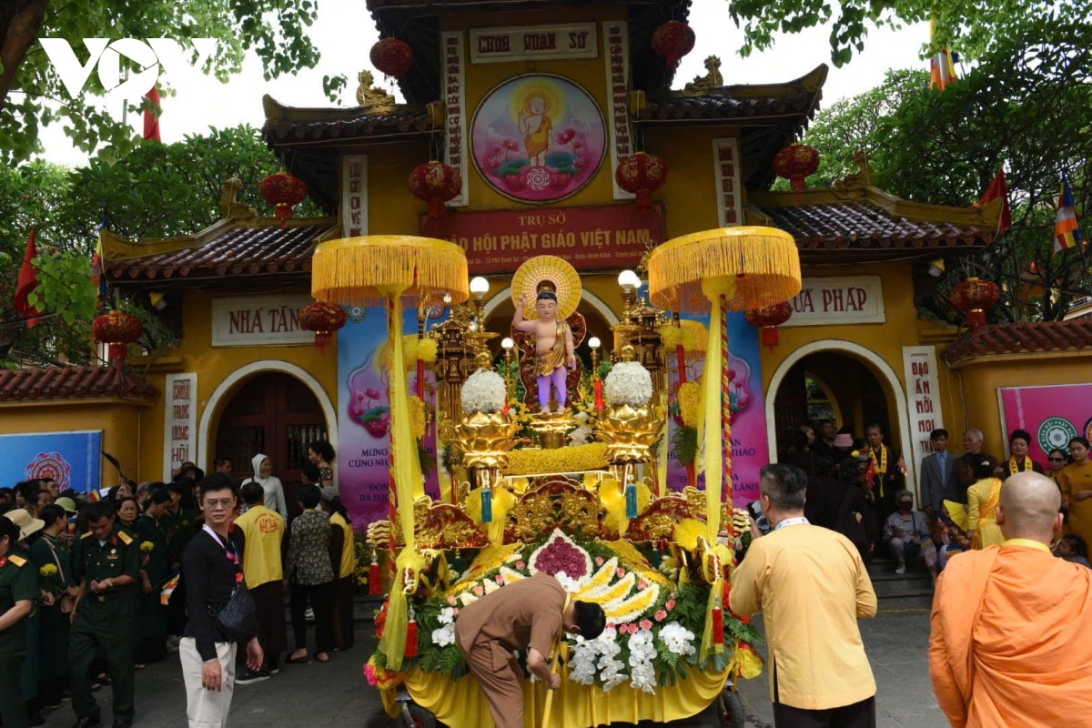 xa loi phat den san bay noi bai, hang nghin phat tu thanh kinh cho don hinh anh 5