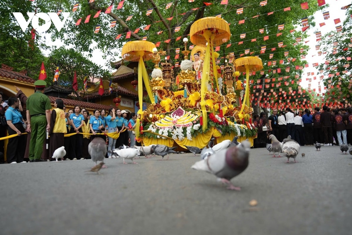 can canh doan xe ruoc xa loi phat vao chua quan su, ha noi hinh anh 2