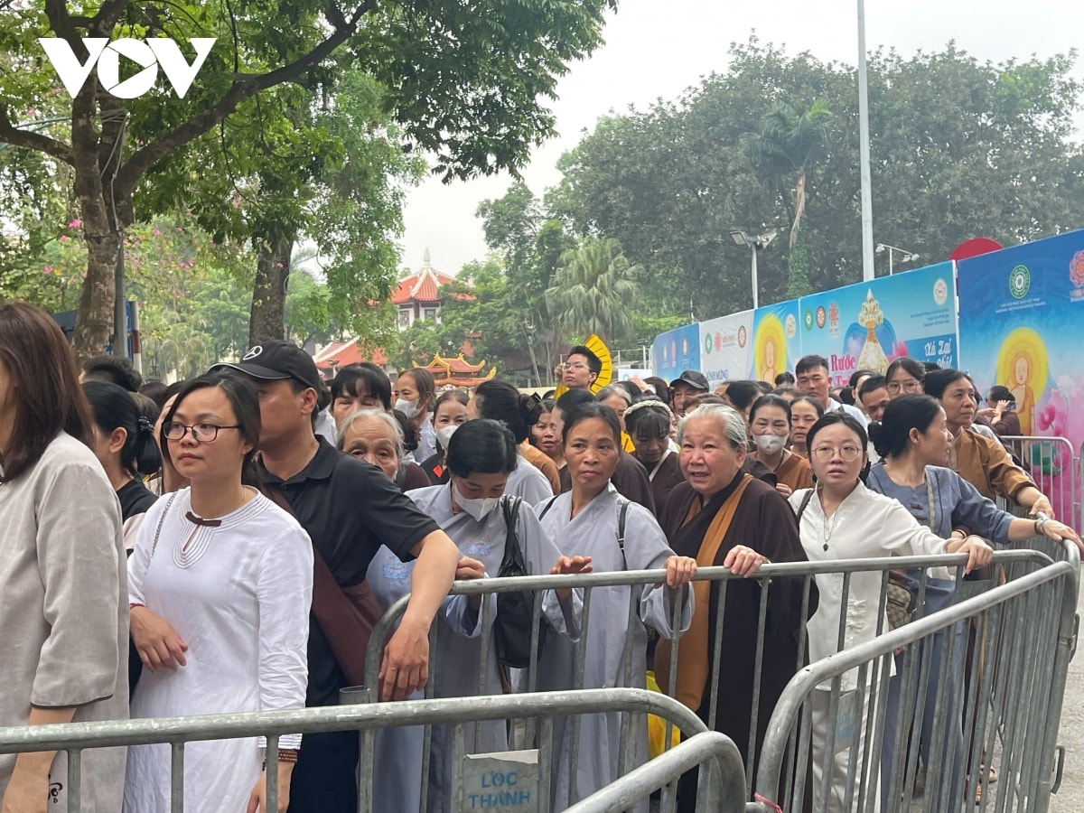 dong nguoi xep hang dai cho vao chiem bai xa loi phat hinh anh 11