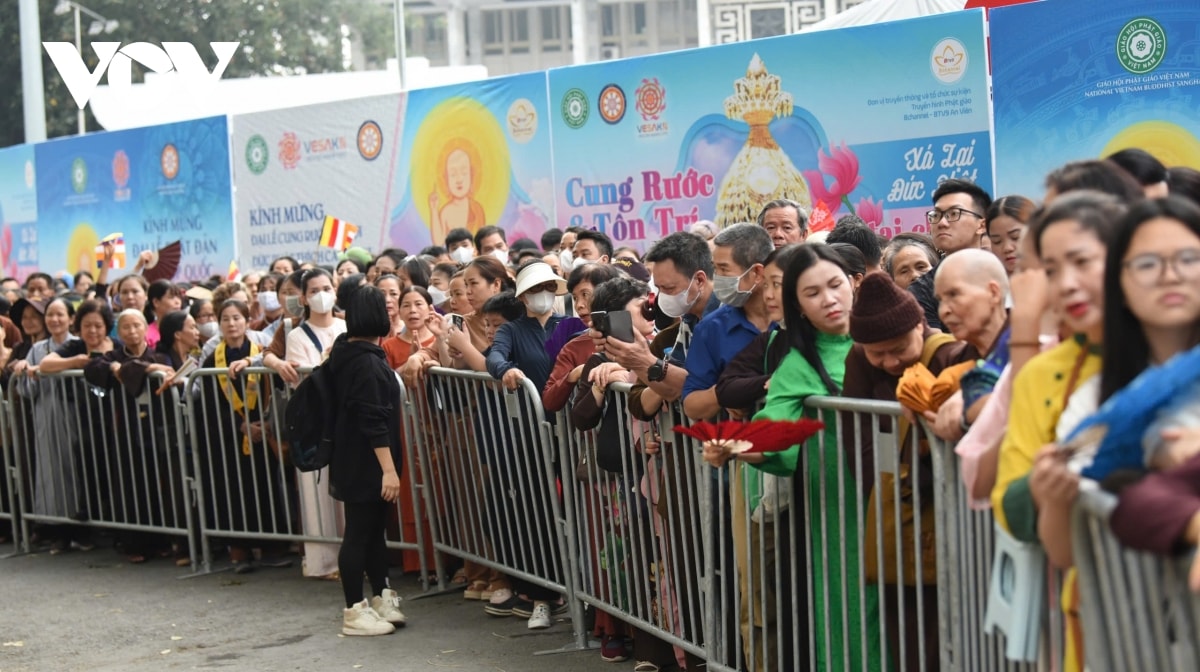 dong nguoi xep hang dai cho vao chiem bai xa loi phat hinh anh 13