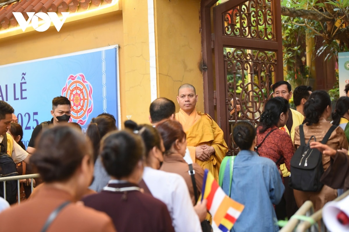 dong nguoi xep hang dai cho vao chiem bai xa loi phat hinh anh 16
