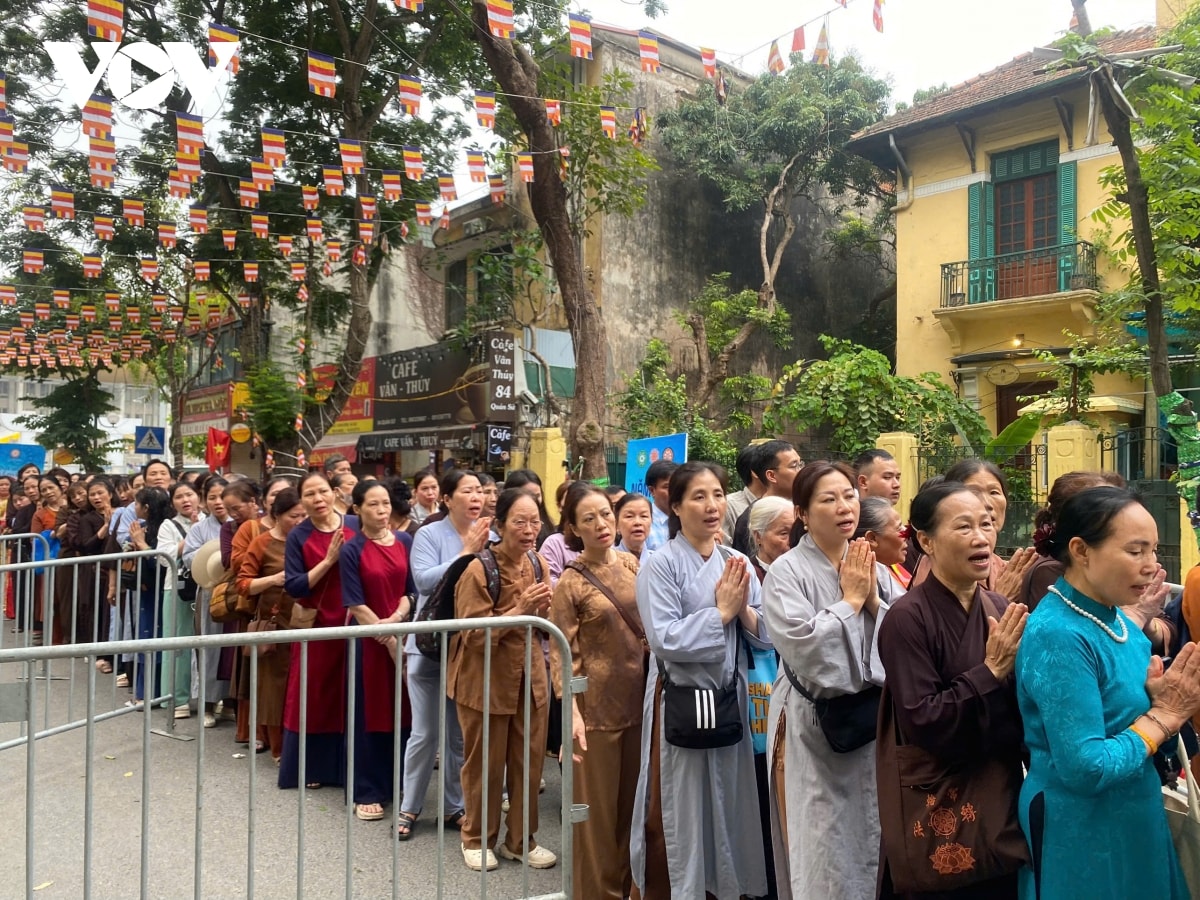 dong nguoi xep hang dai cho vao chiem bai xa loi phat hinh anh 5