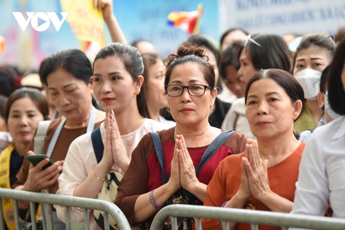 dong nguoi xep hang dai cho vao chiem bai xa loi phat hinh anh 6