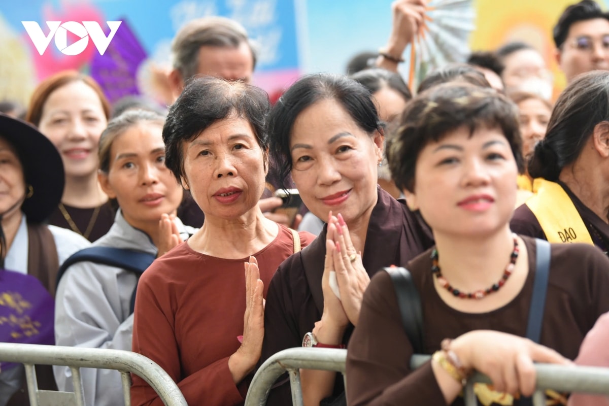 dong nguoi xep hang dai cho vao chiem bai xa loi phat hinh anh 7