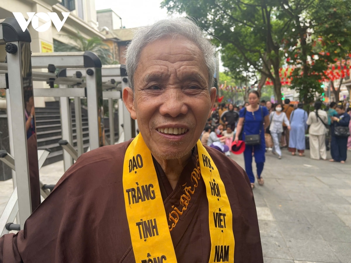 dong nguoi xep hang dai cho vao chiem bai xa loi phat hinh anh 9