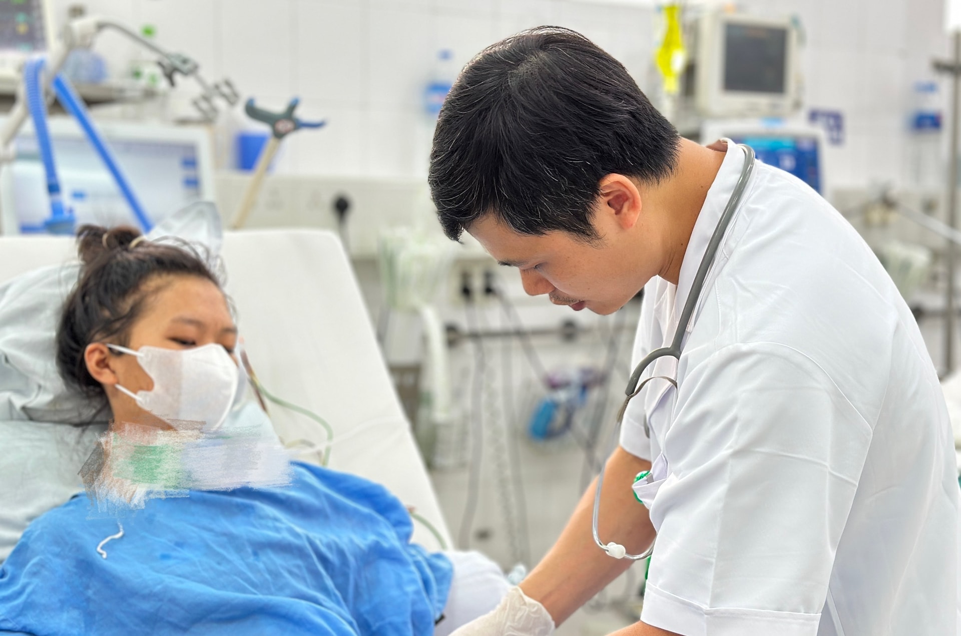 Bác sĩ theo sát từng diễn biến nhỏ nhất trong hành trình chiến đấu cứu chữa người bệnh qua cơn nguy kịch. (Ảnh: BVCC)
