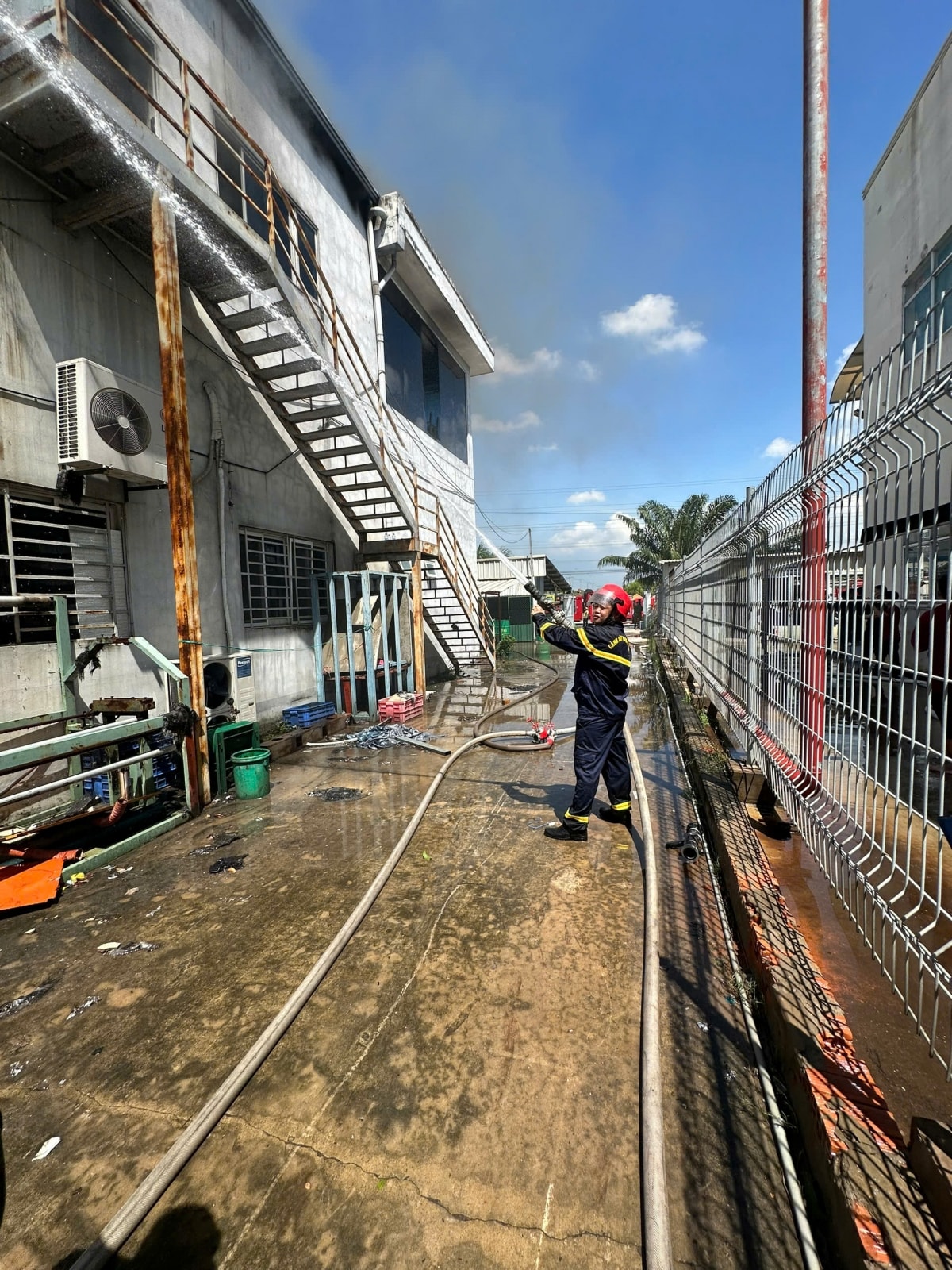 Đang khống chế đám cháy công ty sản xuất mút xốp ở bình dương hình ảnh 3 Dang khong che dam chay cong ty san xuat mut xop o binh duong hinh anh 3