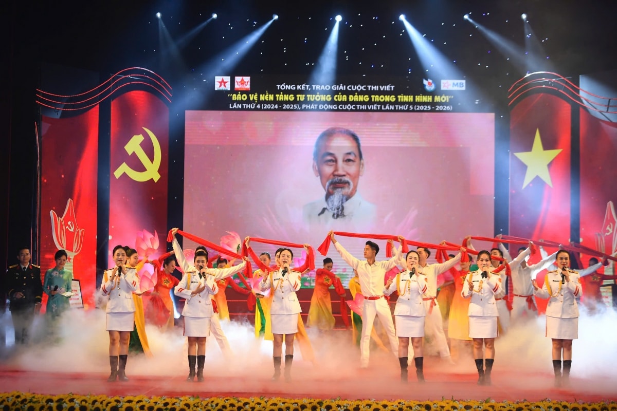 lễ trao giải cuộc thi viết bảo vệ nền tảng tư tưởng của Đảng trong tình hình mới hình ảnh 3 le trao giai cuoc thi viet bao ve nen tang tu tuong cua Dang trong tinh hinh moi hinh anh 3