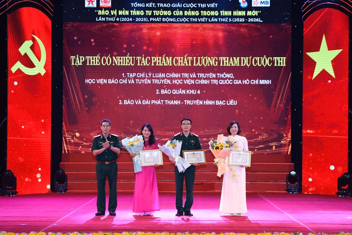 lễ trao giải cuộc thi viết bảo vệ nền tảng tư tưởng của Đảng trong tình hình mới hình ảnh 4 le trao giai cuoc thi viet bao ve nen tang tu tuong cua Dang trong tinh hinh moi hinh anh 4
