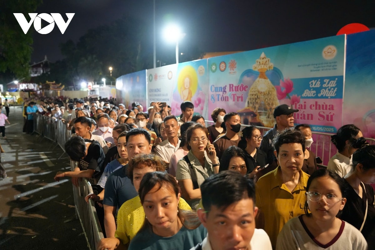 phat tu xep hang xuyen dem cho vao chiem bai xa loi phat hinh anh 5