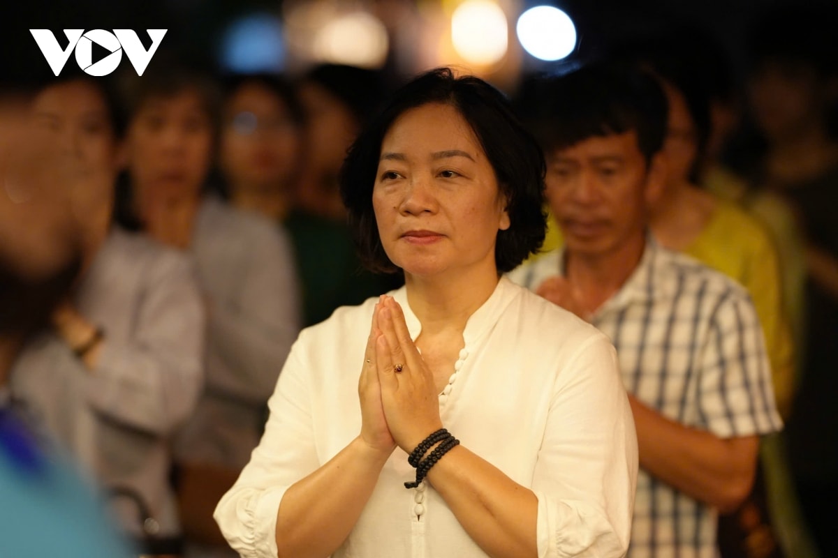 phat tu xep hang xuyen dem cho vao chiem bai xa loi phat hinh anh 7
