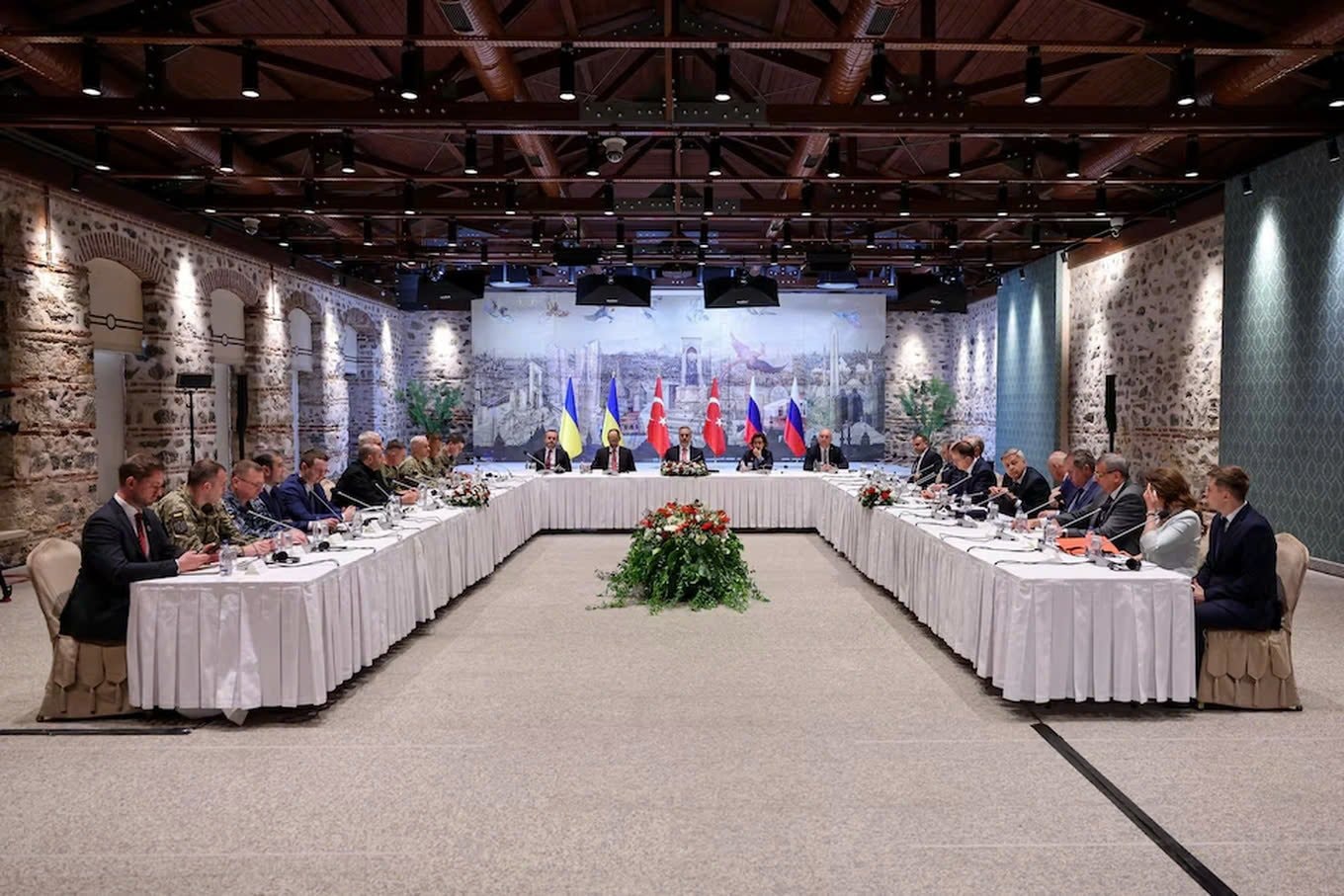 Ngoại trưởng Thổ Nhĩ Kỳ Hakan Fidan chủ trì cuộc họp giữa nhà đàm phán Ukraine và Nga. (Ảnh: Reuters)
