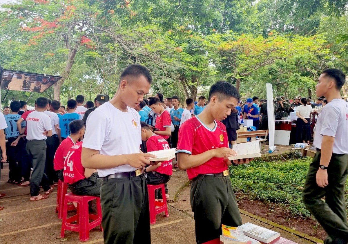 hơn 1500 cán bộ, chiến sĩ cscĐ tham gia chương trình sáng mãi lời dạy của người hình ảnh 1 hon 1500 can bo, chien si cscD tham gia chuong trinh sang mai loi day cua nguoi hinh anh 1
