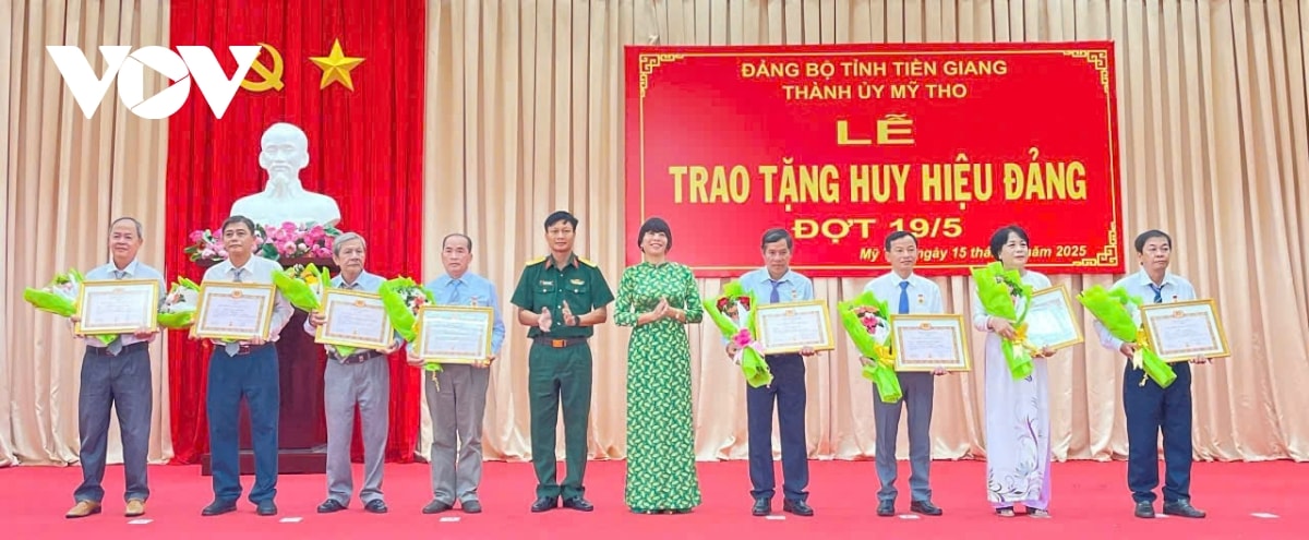 tiền giang tặng, truy tặng 579 huy hiệu Đảng cho các đảng viên cao niên tiêu biểu hình ảnh 1 tien giang tang, truy tang 579 huy hieu Dang cho cac dang vien cao nien tieu bieu hinh anh 1