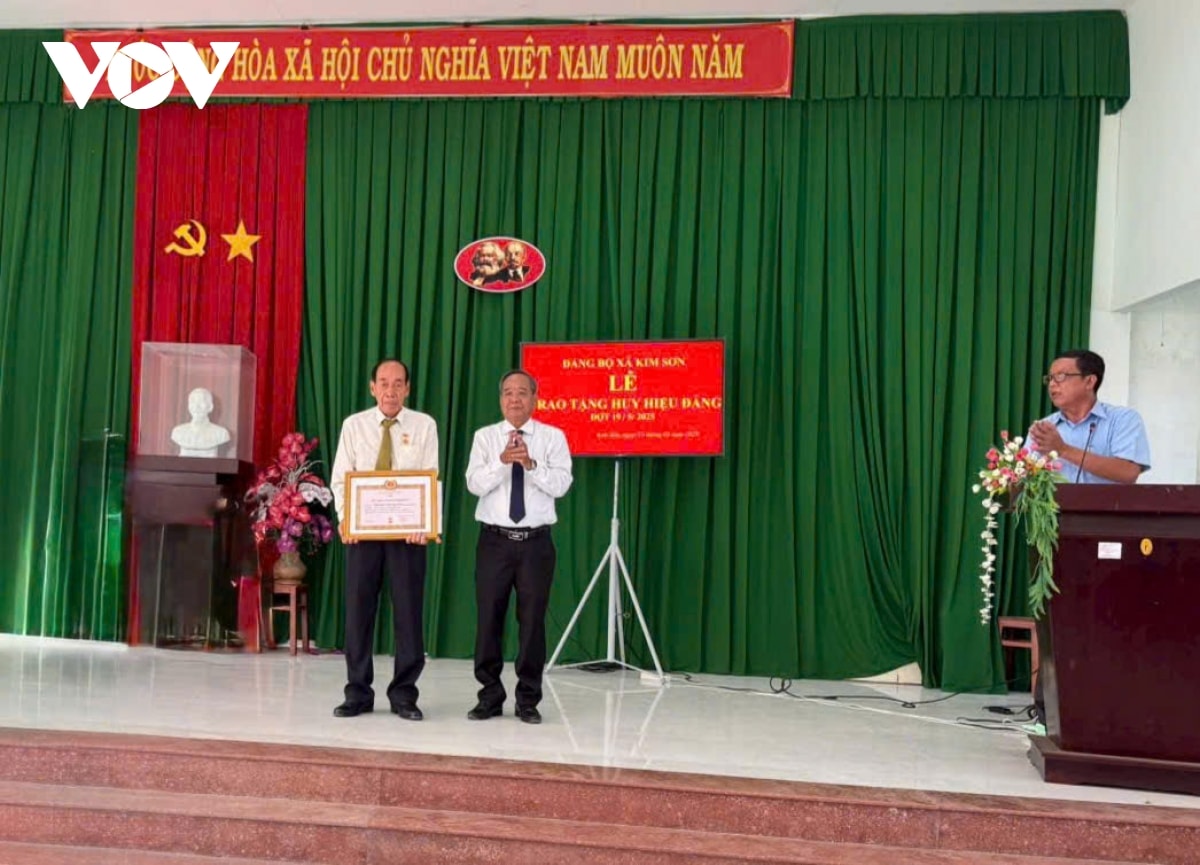 tiền giang tặng, truy tặng 579 huy hiệu Đảng cho các đảng viên cao niên tiêu biểu hình ảnh 2 tien giang tang, truy tang 579 huy hieu Dang cho cac dang vien cao nien tieu bieu hinh anh 2
