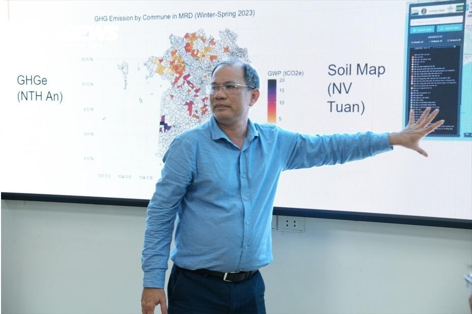 TS Nguyễn Văn Hùng (IRRI) trình bày về dữ liệu phát thải khí nhà kính từ sản xuất lúa ở ĐBSCL. (Ảnh: Nguyễn Trung)