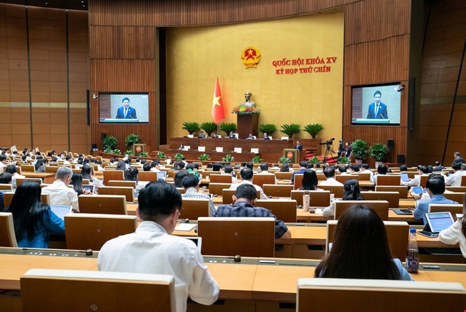 Các đại biểu tham dự phiên họp Quốc hội sáng 17/5.