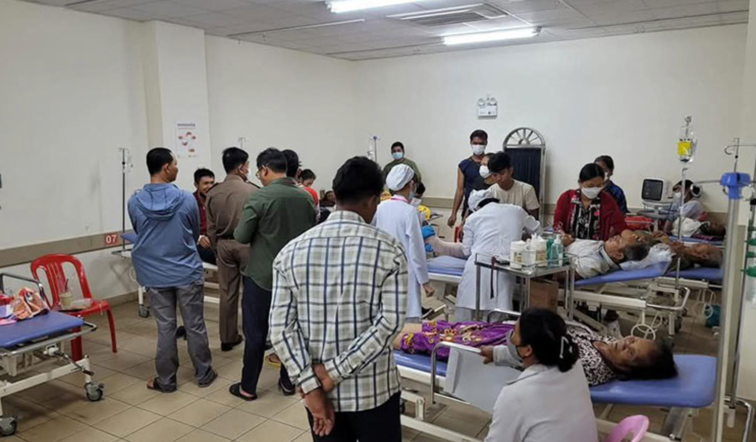 Các nạn nhân được cấp cứu tại bệnh viện (Ảnh: Khmer Times)