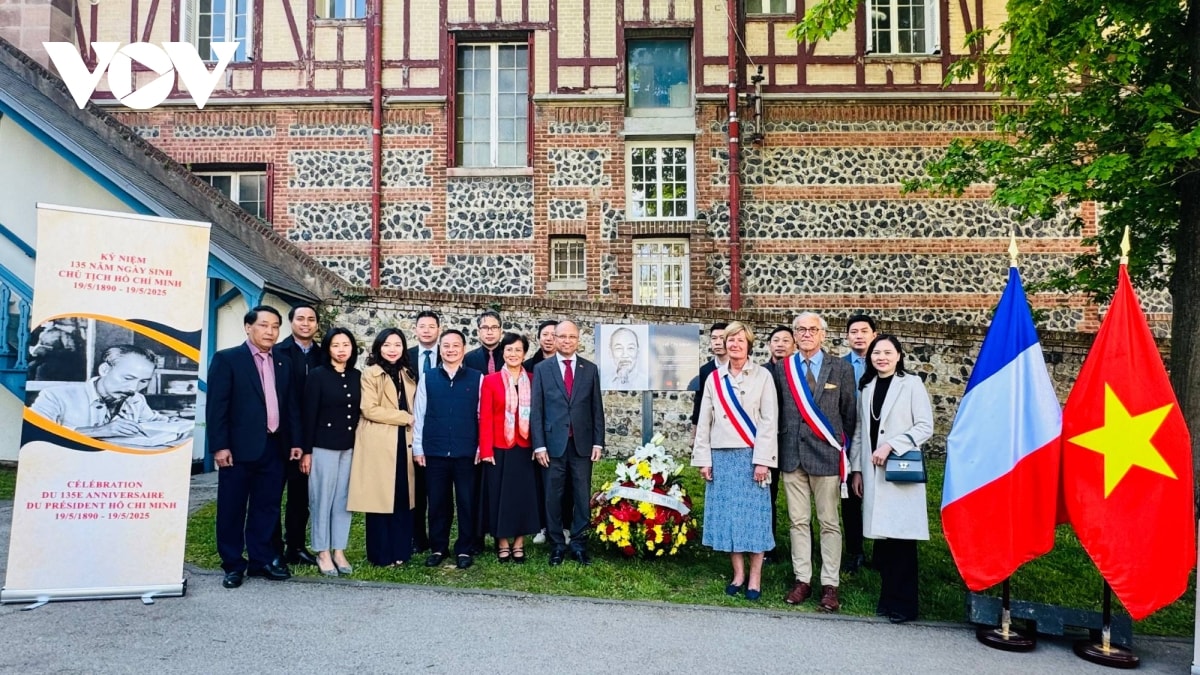dâng hoa tưởng niệm chủ tịch hồ chí minh tại sainte-adresse, pháp hình ảnh 4 dang hoa tuong niem chu tich ho chi minh tai sainte-adresse, phap hinh anh 4