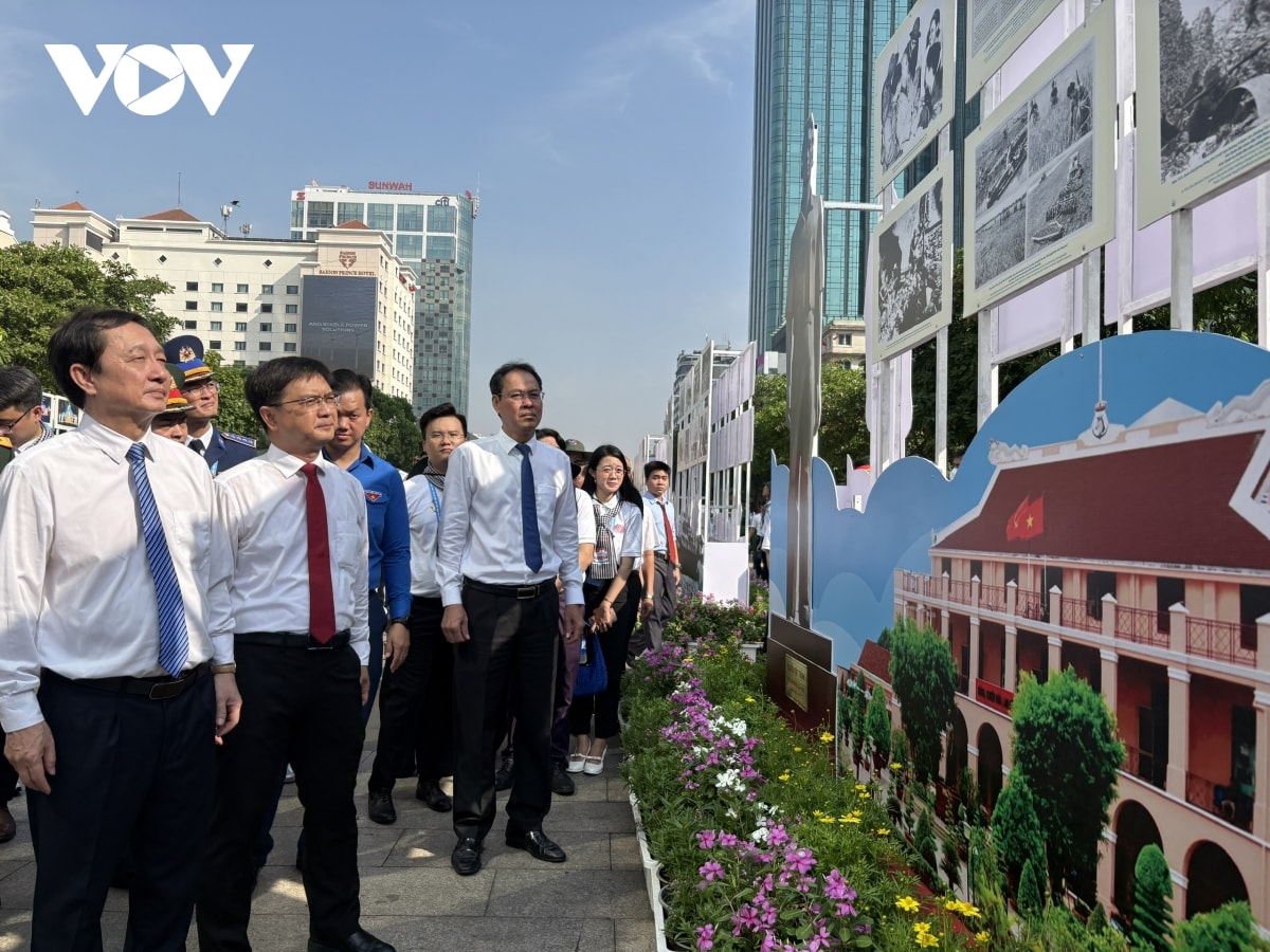 trưng bày 100 hình ảnh về cuộc đời và sự nghiệp của chủ tịch hồ chí minh hình ảnh 3 trung bay 100 hinh anh ve cuoc doi va su nghiep cua chu tich ho chi minh hinh anh 3